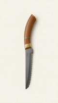 Ergonomic bread knife with serrated edge
